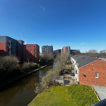 Serene 2-Bed Flat With Canal Views - Coop Live & Ethiad Manchester Exterior photo
