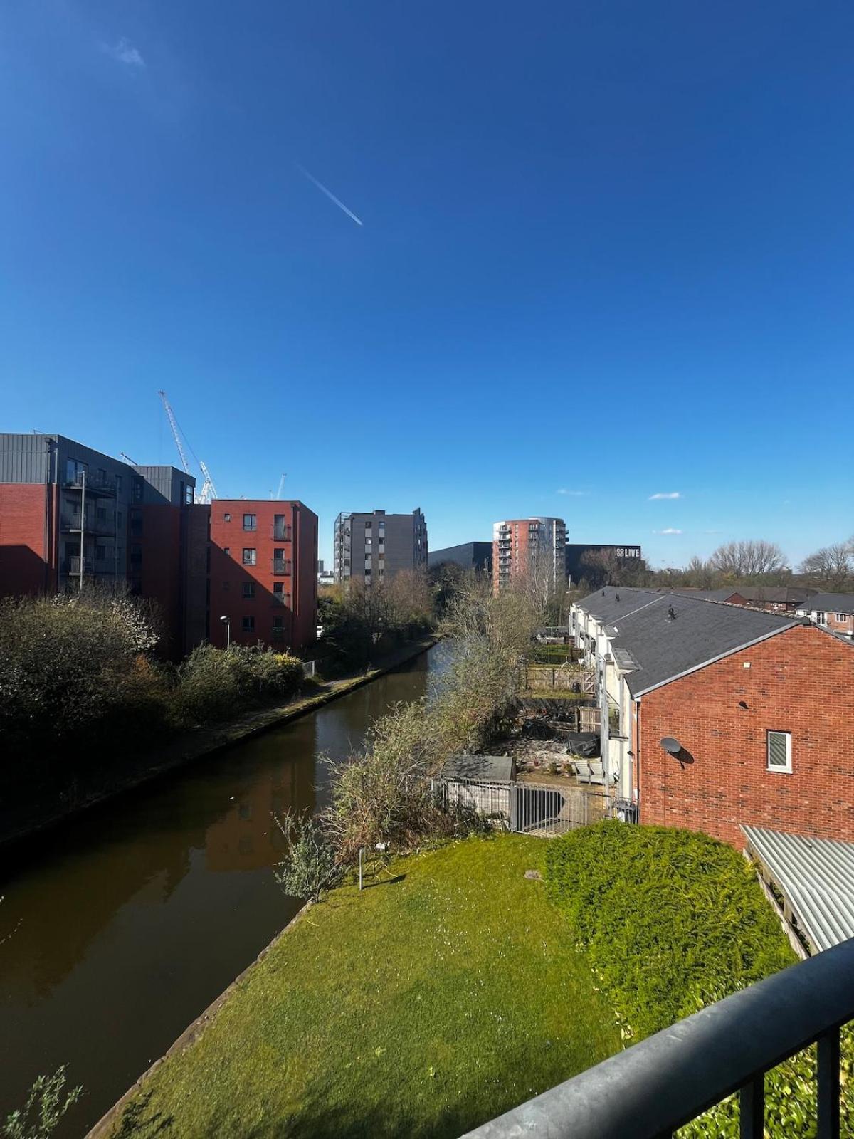 Serene 2-Bed Flat With Canal Views - Coop Live & Ethiad Manchester Exterior photo