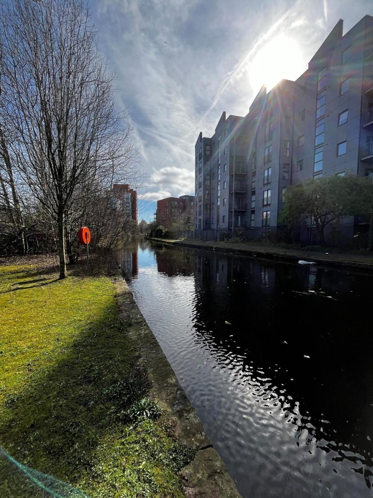 Serene 2-Bed Flat With Canal Views - Coop Live & Ethiad Manchester Exterior photo