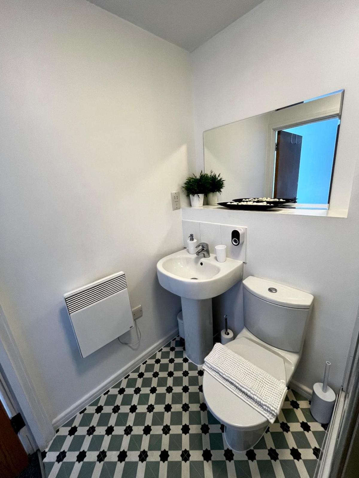 Serene 2-Bed Flat With Canal Views - Coop Live & Ethiad Manchester Exterior photo