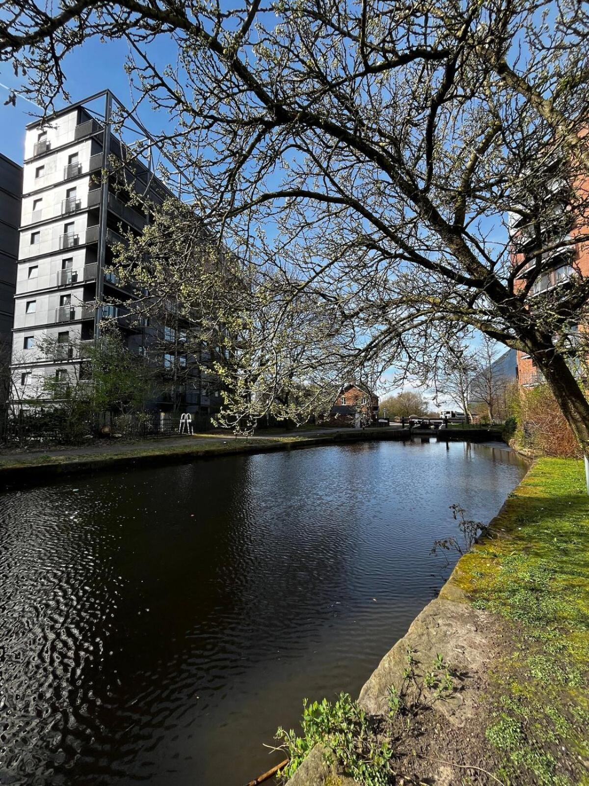 Serene 2-Bed Flat With Canal Views - Coop Live & Ethiad Manchester Exterior photo