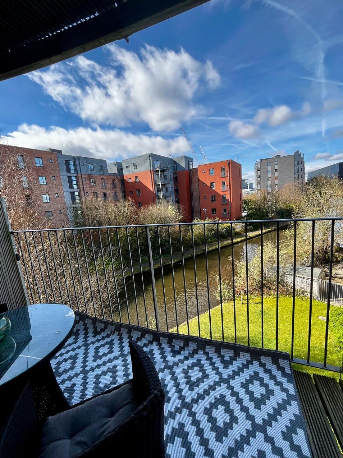 Serene 2-Bed Flat With Canal Views - Coop Live & Ethiad Manchester Exterior photo