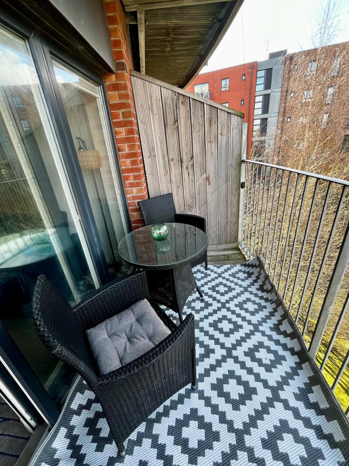 Serene 2-Bed Flat With Canal Views - Coop Live & Ethiad Manchester Exterior photo