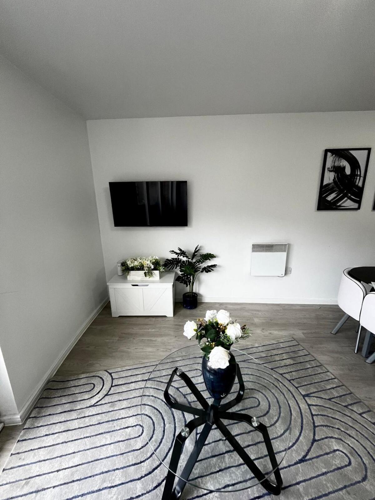 Serene 2-Bed Flat With Canal Views - Coop Live & Ethiad Manchester Exterior photo
