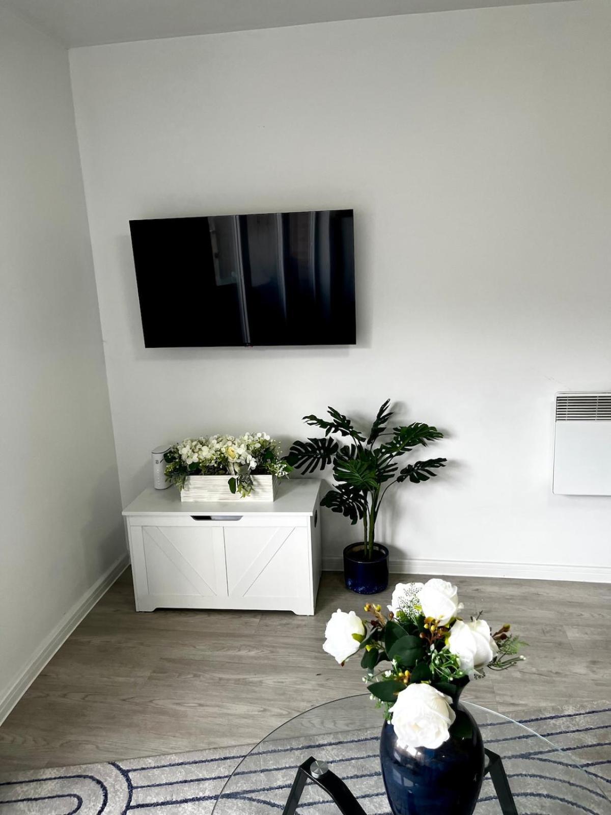 Serene 2-Bed Flat With Canal Views - Coop Live & Ethiad Manchester Exterior photo